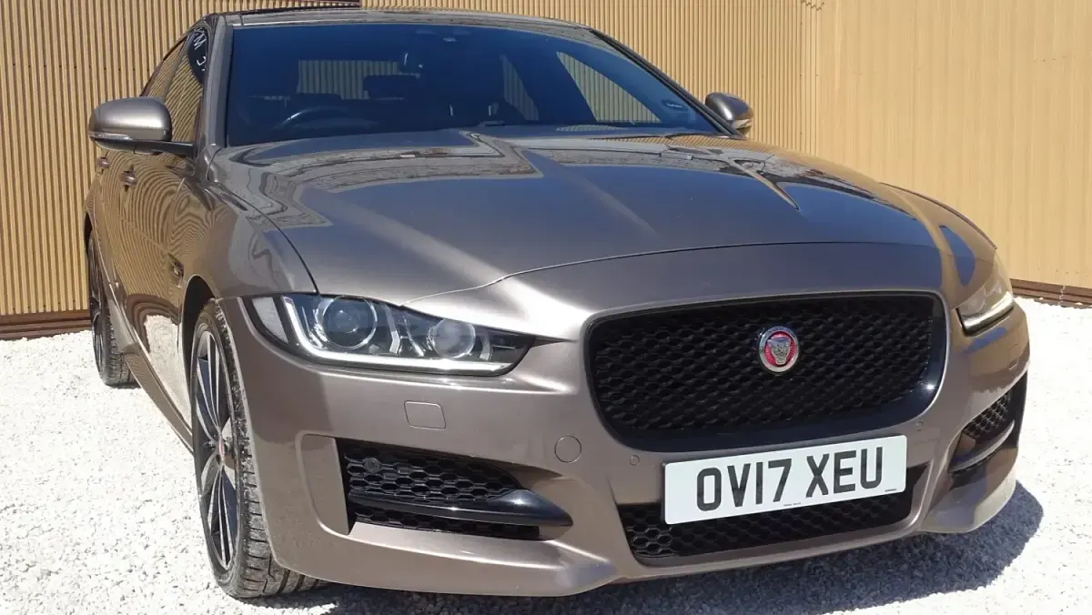 Usado Jaguar XE R-Sport 180 HP (132 kW) 2017 Castanho Sedan