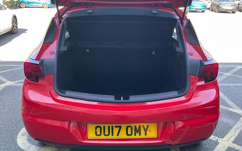 Begagnad Vauxhall Astra SRi 101 HK (74 kW) 2017 Röd Halvkombi