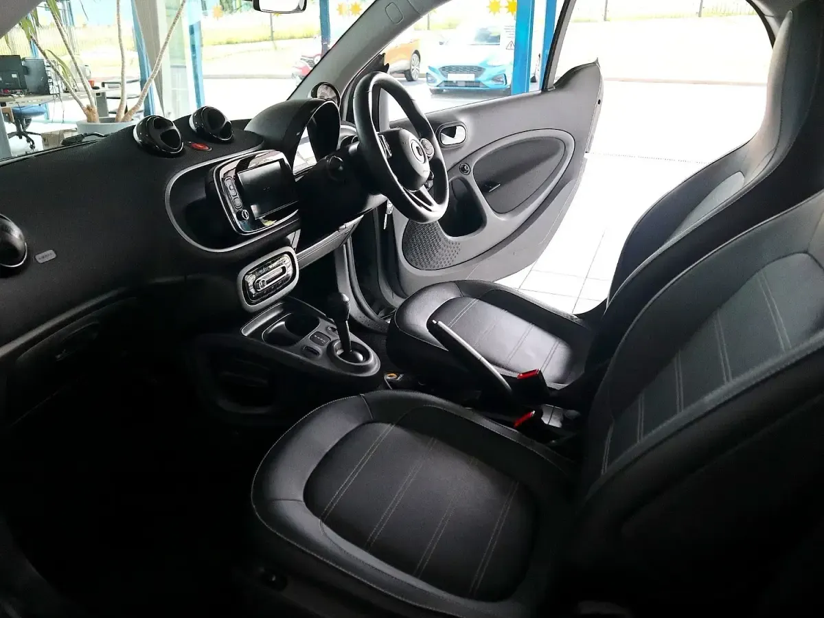 Used Smart ForTwo Coupé Premium 71 HP (52 kW) 2019 White Coupe