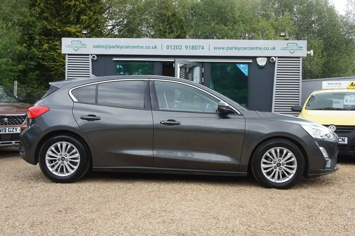 Used Ford Focus Titanium 125 HP (91 kW) 2018 Grey Hatchback