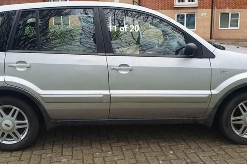 Used Ford Fusion Zetec 80 HP (58 kW) 2011 Silver Hatchback