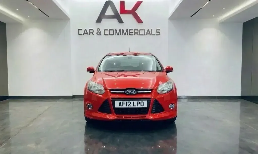 Usado Ford Focus Zetec 125 HP (91 kW) 2012 Vermelho Citadino