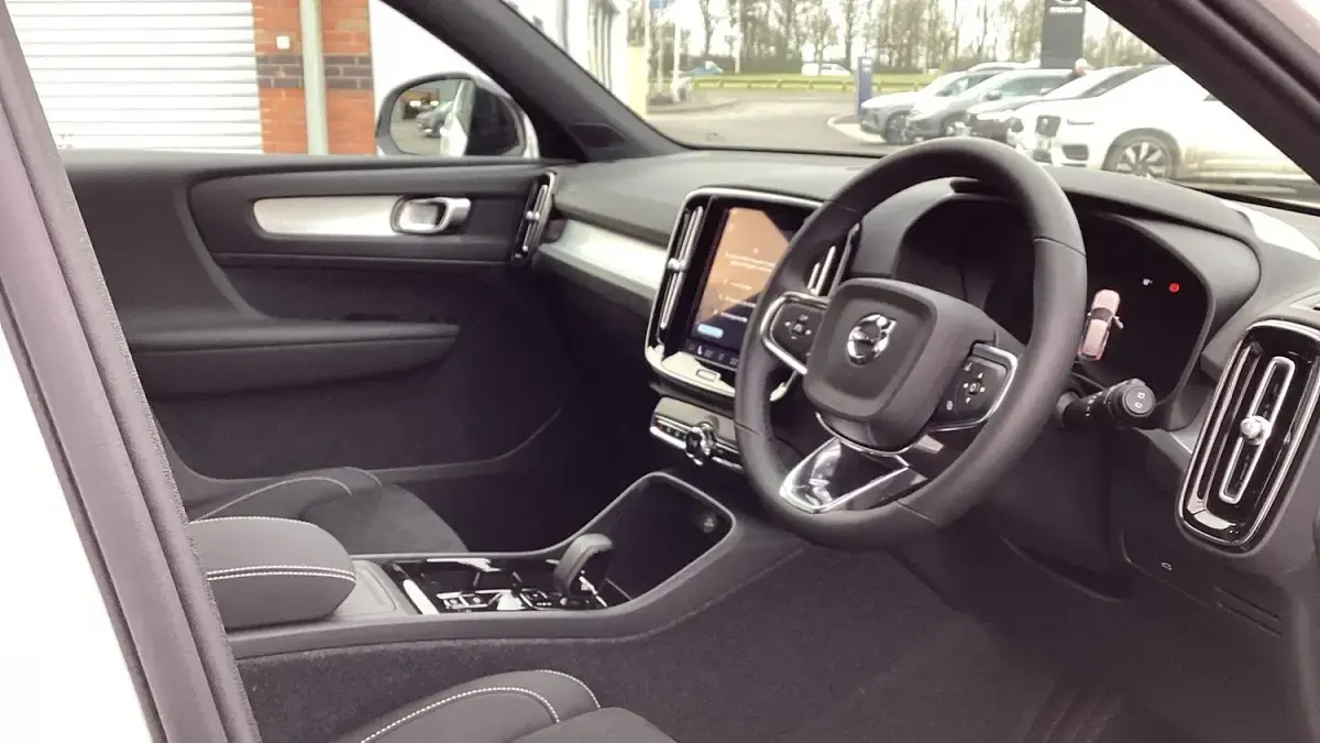New Volvo XC40 Plus 2026 White SUV