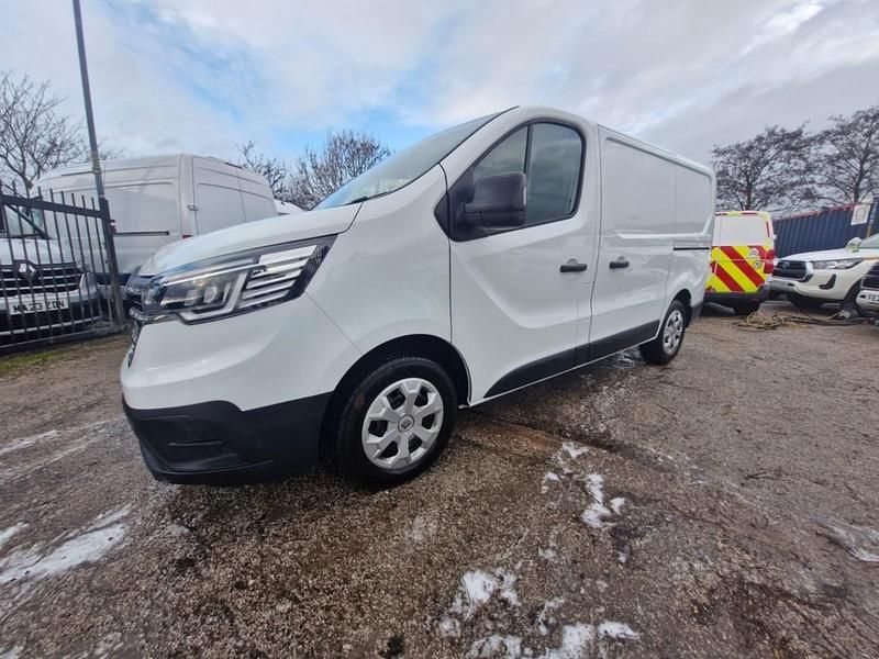 Begagnad Renault Trafic Business 2023 Vit Minibuss