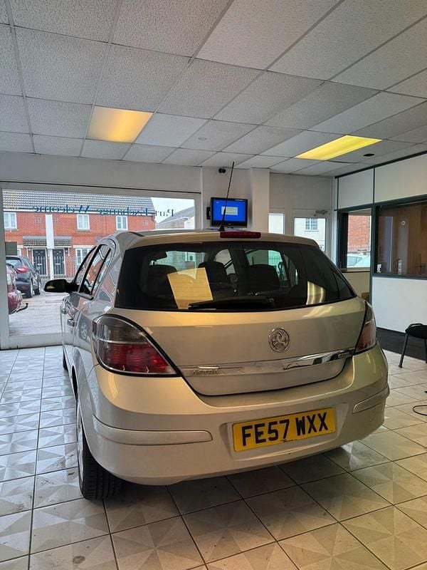 Used Vauxhall Astra Club 90 HP (66 kW) 2007 Silver Hatchback