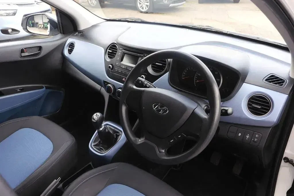 Used Hyundai i10 SE 67 HP (49 kW) 2014 White Hatchback