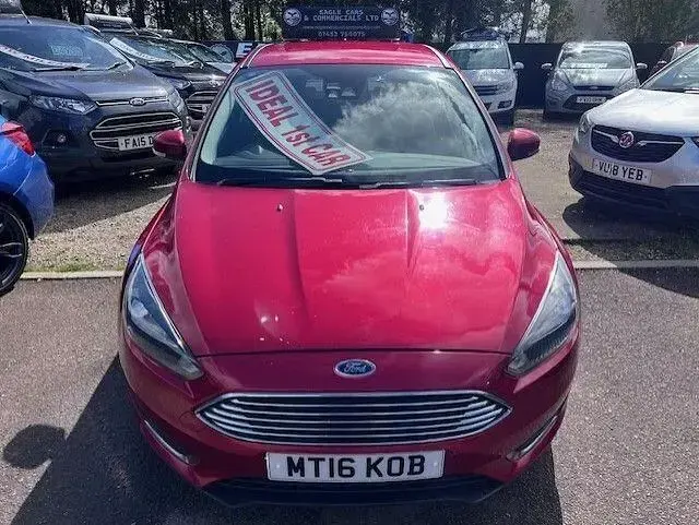 Begagnad Ford Focus Titanium 125 HK (91 kW) 2016 Röd Halvkombi