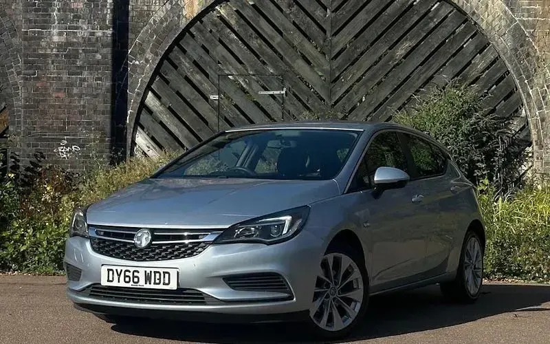 Used Vauxhall Astra Design Edition 105 HP (77 kW) 2017 Hatchback