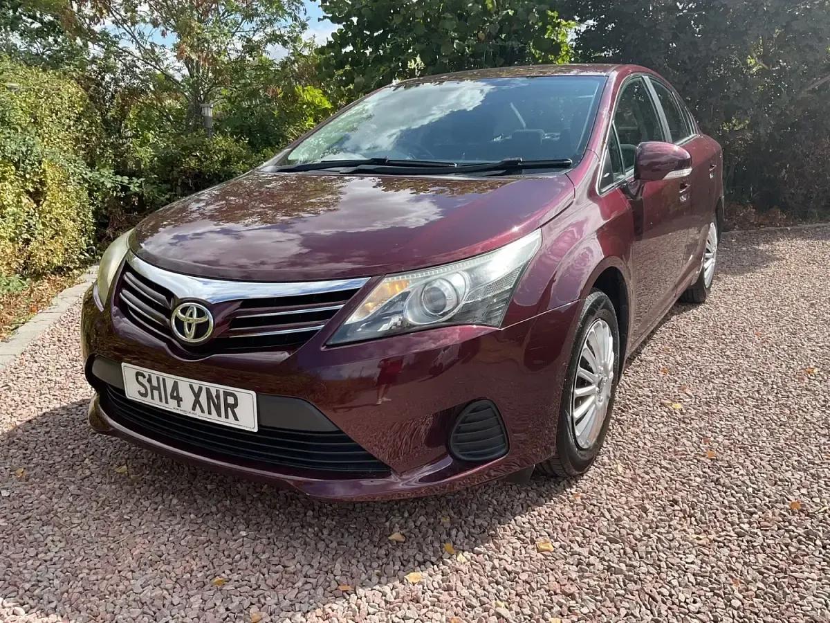 Used Toyota Avensis Active 124 HP (91 kW) 2014 Red Sedan