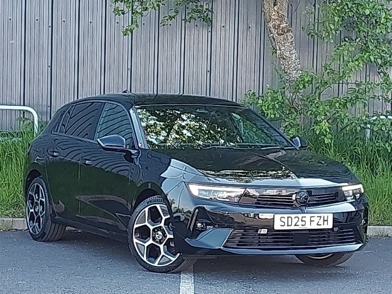 Two coat metallic carbon black New 2025 Vauxhall Astra Ultimate Hatchback | £26,498 (Fair price) - Image 1/4