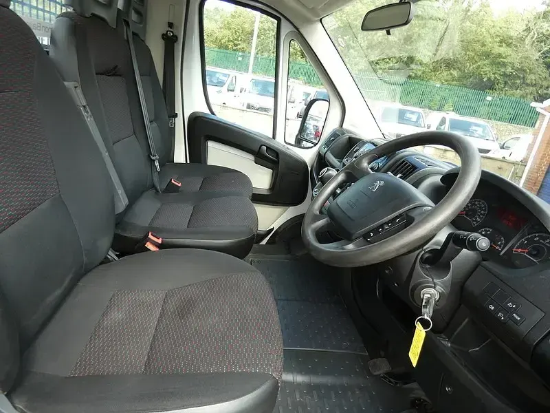 Used Peugeot Boxer 130 HP (95 kW) 2018 Red Van