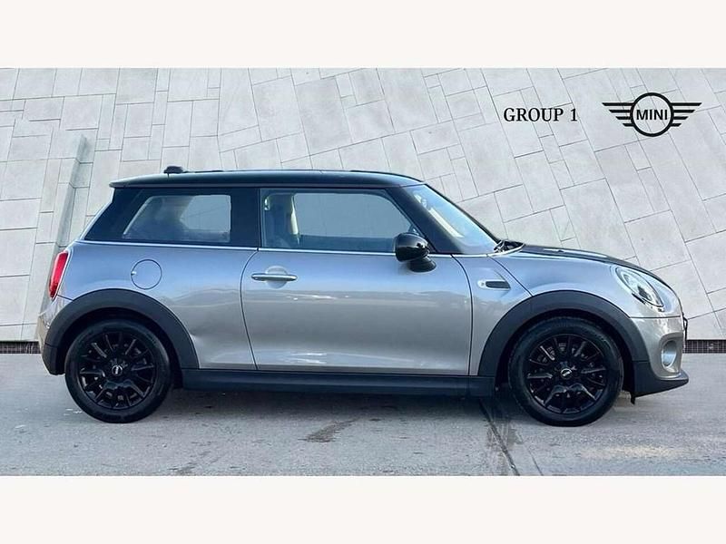 Begagnad Mini Cooper Classic 136 HK (100 kW) 2019 Silver Halvkombi
