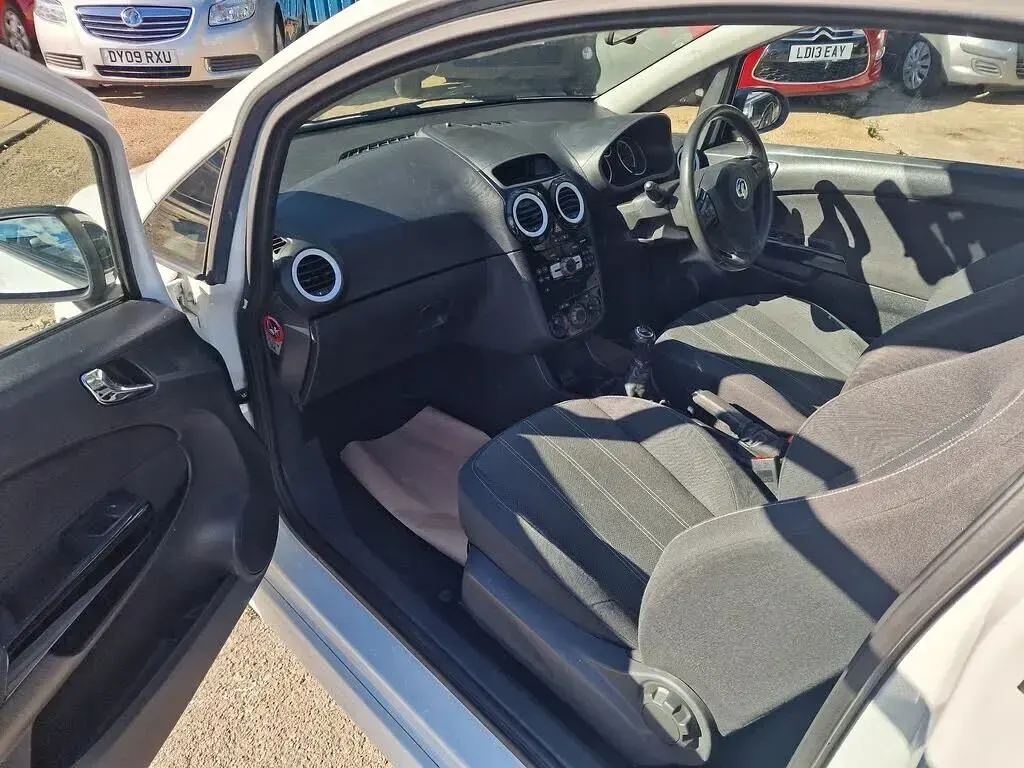 Used Vauxhall Corsa Edition 2013 White Hatchback
