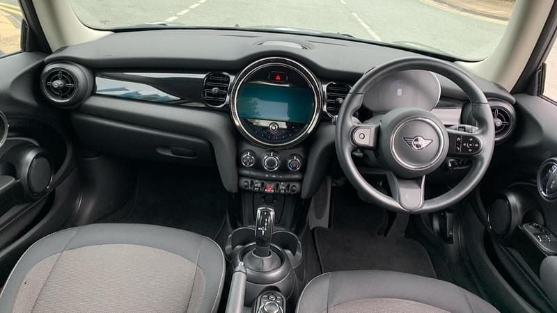 Usado Mini Cooper Classic 134 HP (98 kW) 2022 Cinzento Citadino