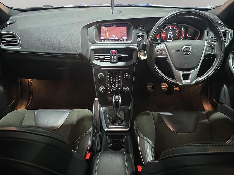 Begagnad Volvo V40 R-Design 122 HK (89 kW) 2017 Blå Halvkombi