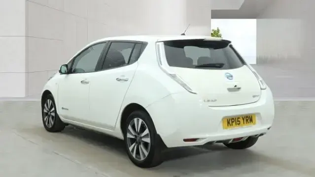 Begagnad Nissan Leaf Tekna 80 kW (109 HK) 2015 Vit Halvkombi