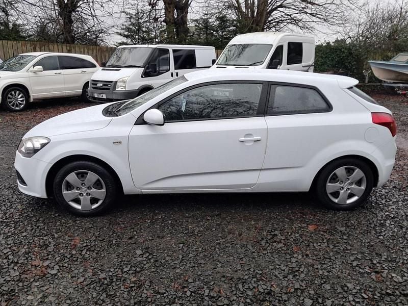 Used Kia ProCeed 2012 White Hatchback