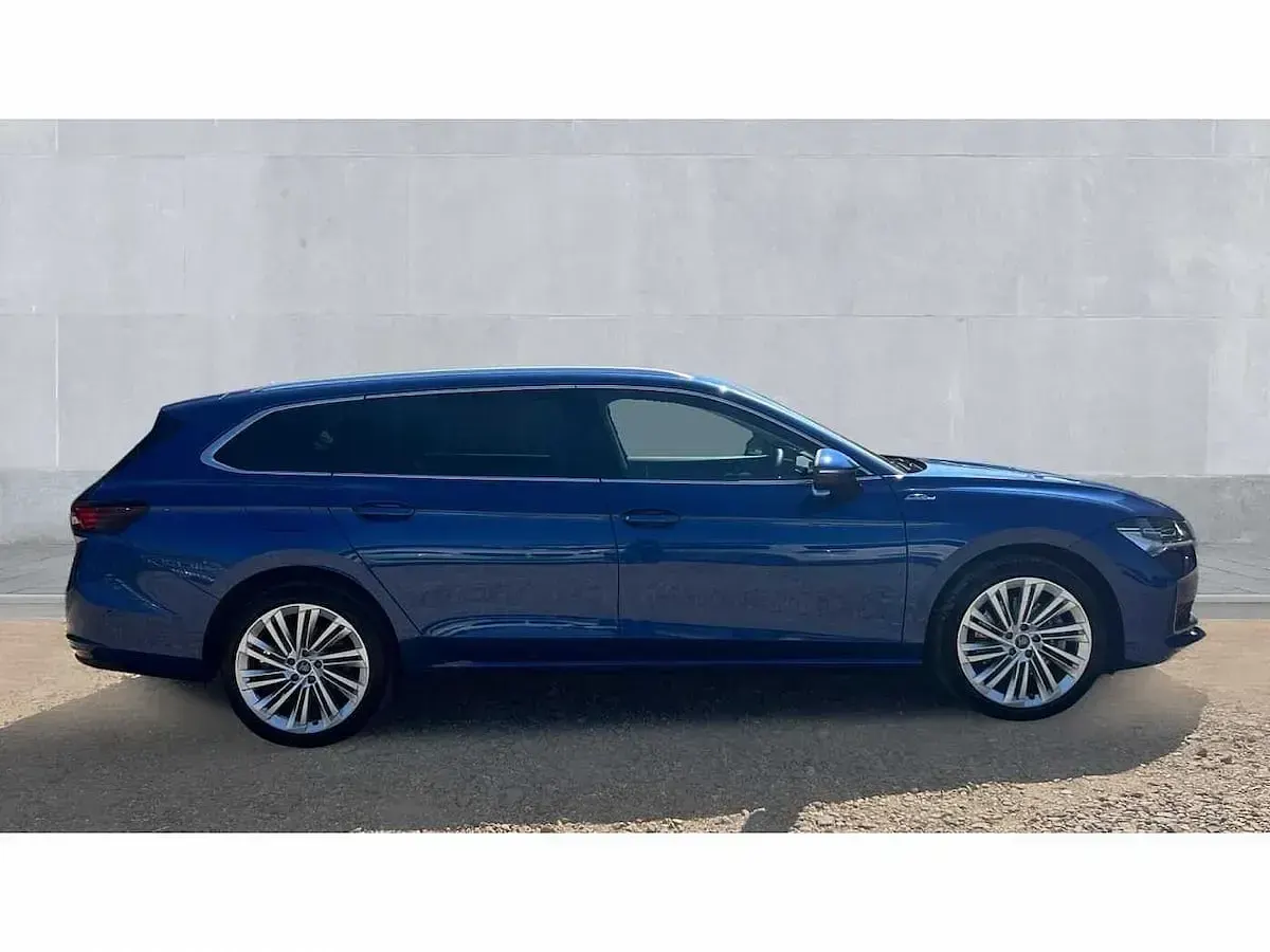 Used Skoda Superb LAURIN & KLEMENT 193 HP (141 kW) 2025 Cobalt blue metallic Estate