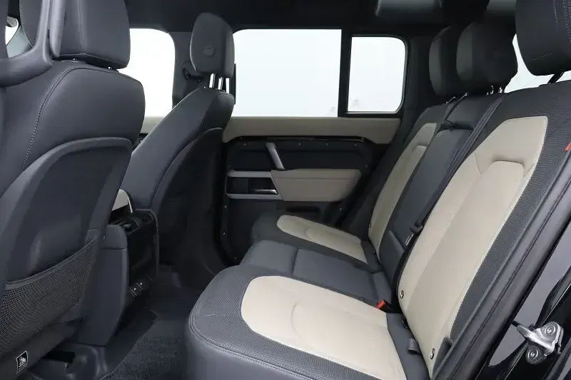 Used Land Rover Defender SE Dynamic 245 HP (180 kW) 2023 Black SUV