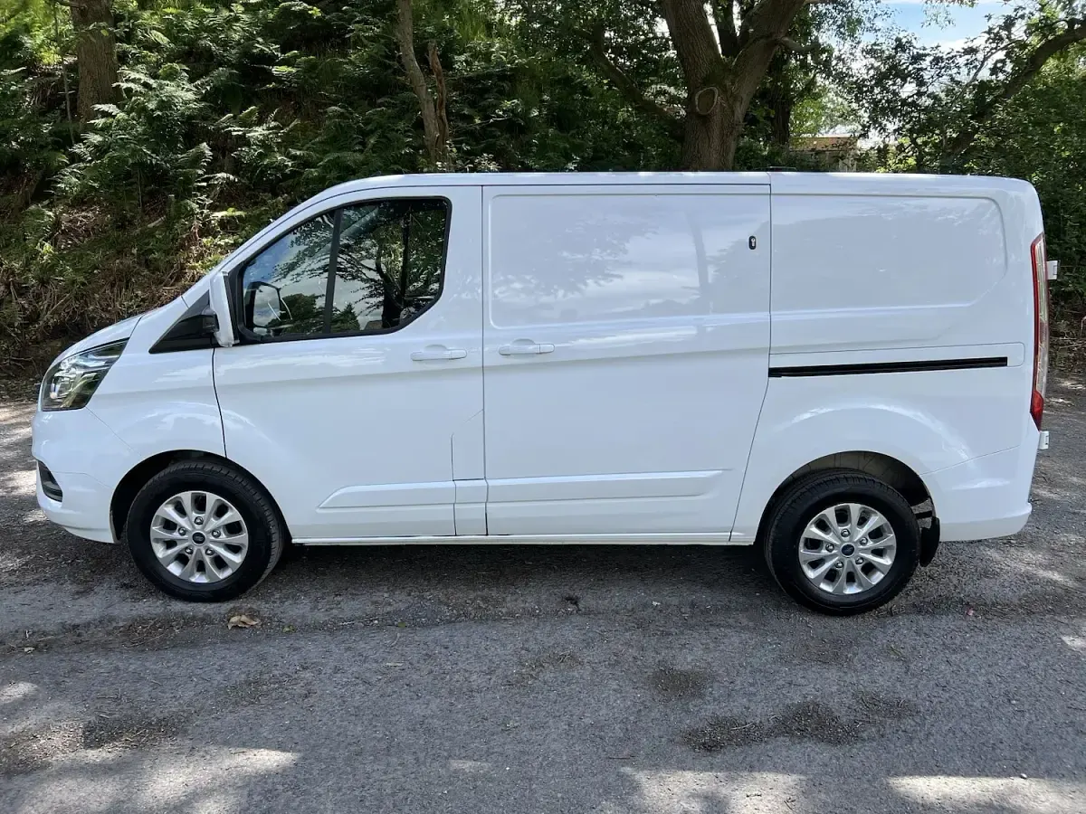 Used Ford Transit Custom Limited 130 HP (95 kW) 2021 White Van