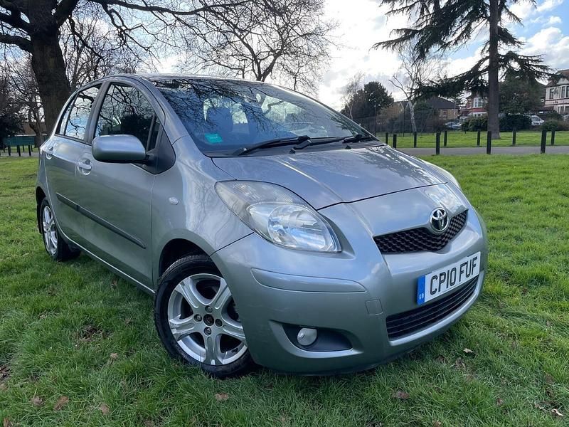 Silver Used 2010 Toyota Yaris Hatchback | £4,490 (Fair price) - Image 1/4