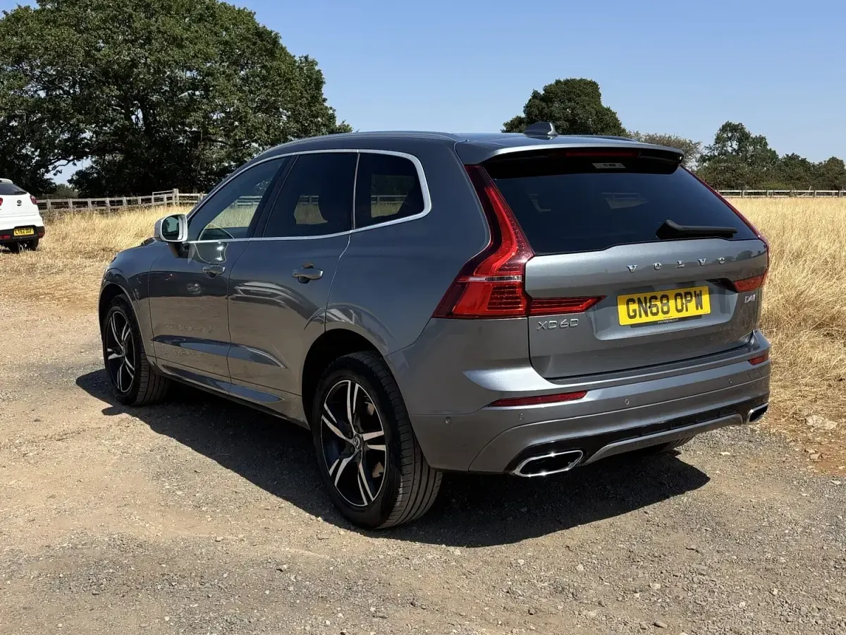 Used Volvo XC60 R-Design 187 HP (137 kW) 2018 Grey SUV