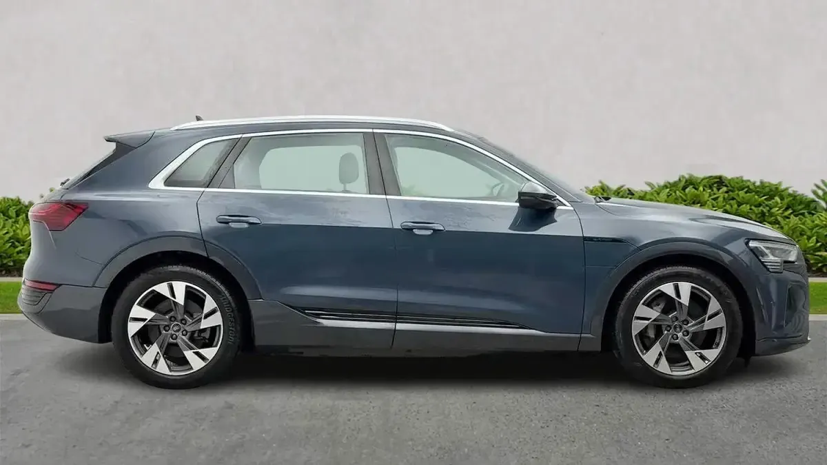 Używany Audi Q8 Sport 340 KM (250 kW) 2024 Niebieski SUV