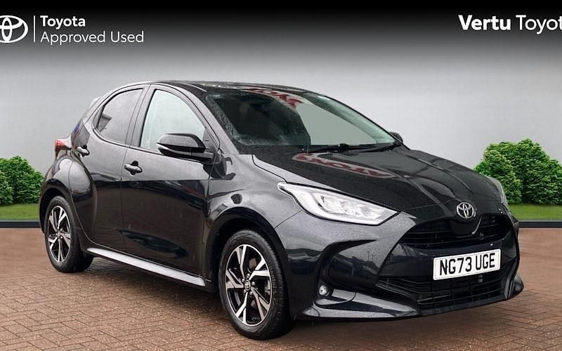 Used 2025 Toyota Yaris Hybrid Design Hatchback | £18,905 (Good price) - Image 1/4