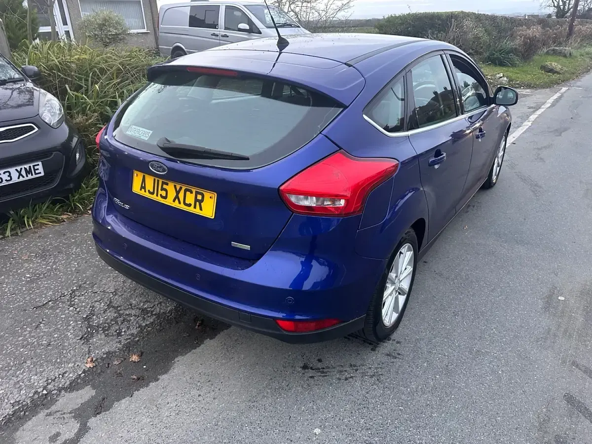 Used Ford Focus Zetec 125 HP (91 kW) 2015 Blue Hatchback