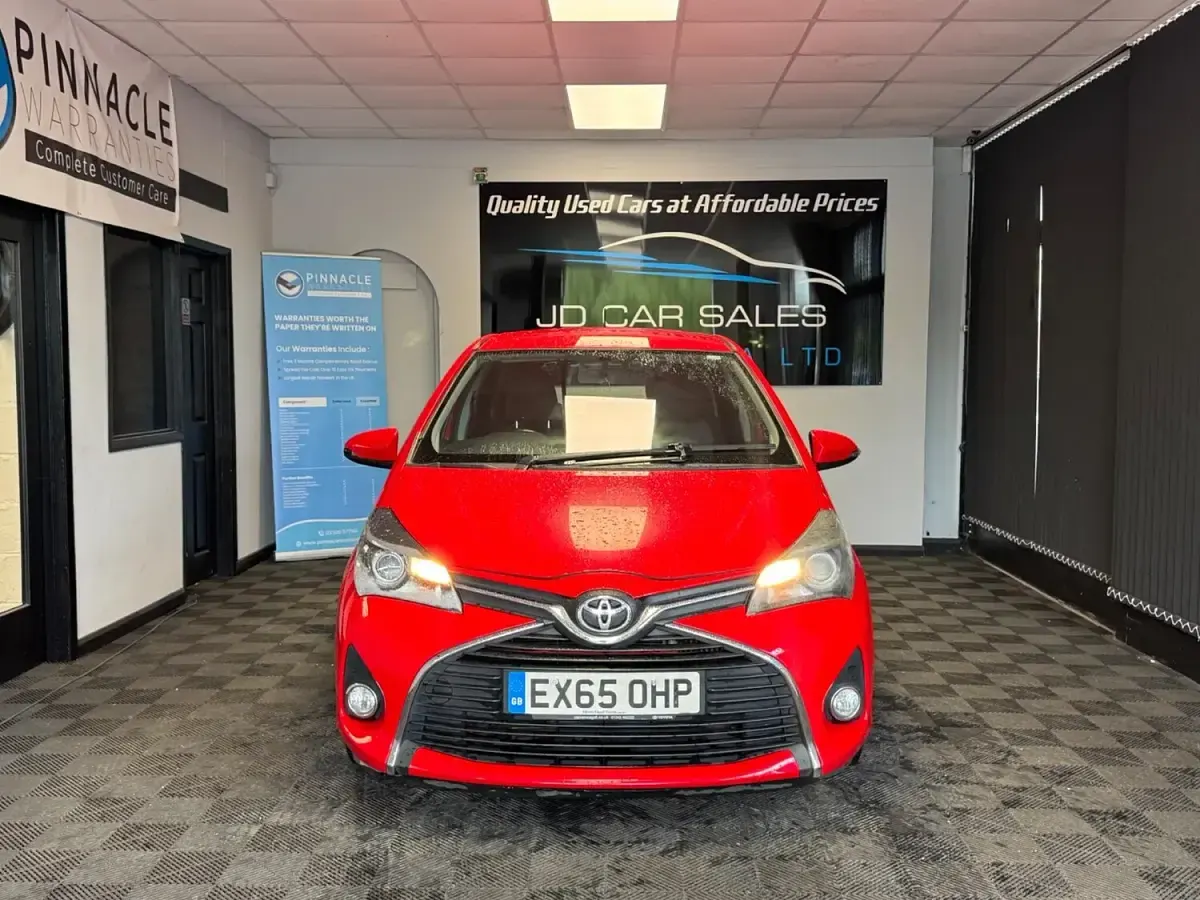 Used Toyota Yaris 90 HP (66 kW) 2015 Red Hatchback