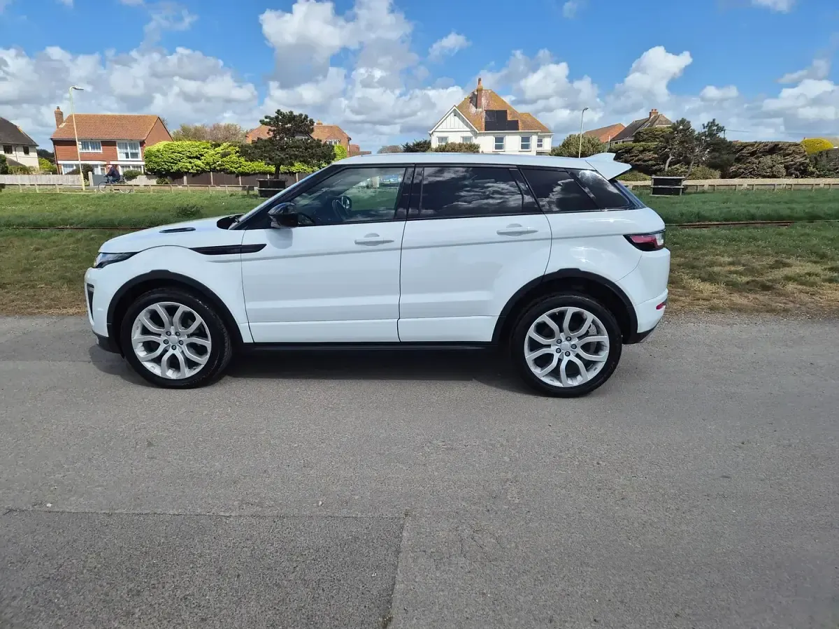 Used Land Rover Range Rover evoque HSE Dynamic 2018 Fuji white SUV