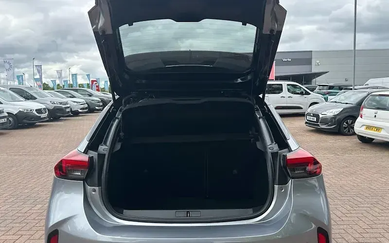 Begagnad Vauxhall Corsa Ultimate 131 HK (96 kW) 2023 Grå Halvkombi