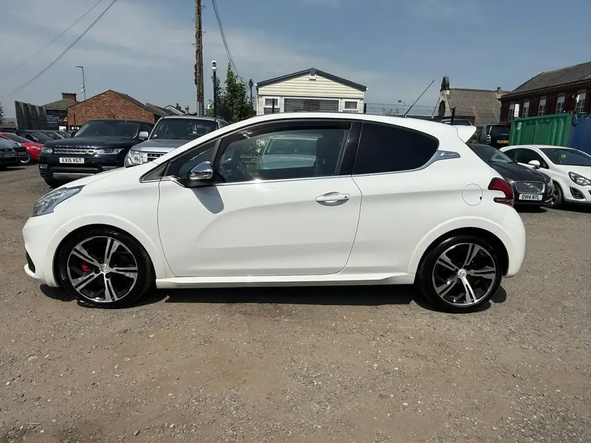 Used Peugeot 208 Prestige 208 HP (152 kW) 2017 White Hatchback