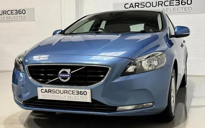 Used Volvo V40 SE 152 HP (111 kW) 2015 Blue Hatchback