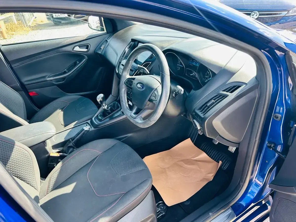 Used Ford Focus Zetec 125 HP (91 kW) 2017 Blue Hatchback