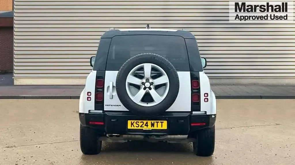 Used Land Rover Defender HSE Dynamic 300 HP (220 kW) 2024 Silver SUV