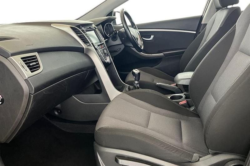 Used Hyundai i30 SE 100 HP (73 kW) 2016 Red Hatchback