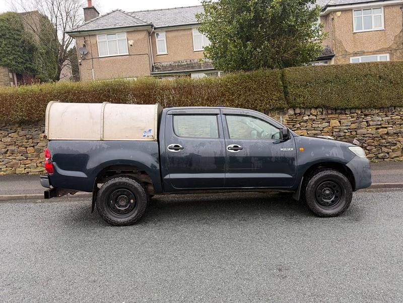 Used Toyota HiLux 144 HP (105 kW) 2012 Grey Pickup