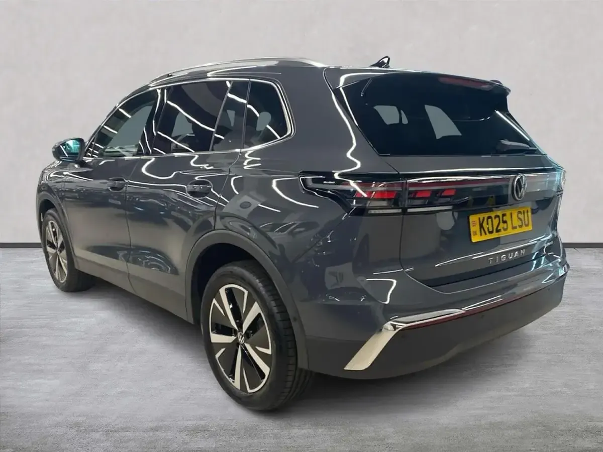 Begagnad VW Tiguan Elegance 204 HK (150 kW) 2025 Grå SUV