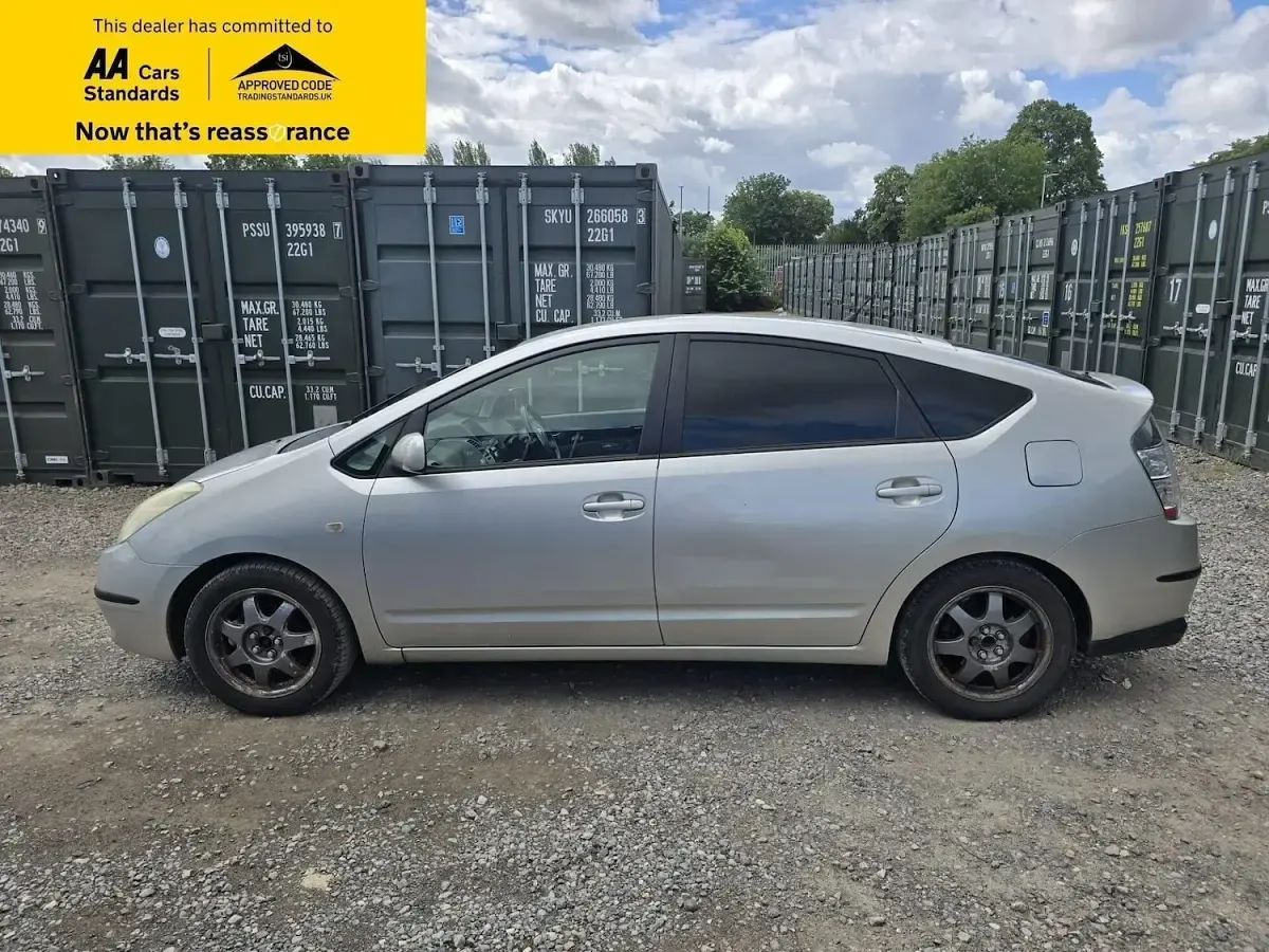 Used Toyota Prius T3 76 HP (55 kW) 2005 Silver Hatchback