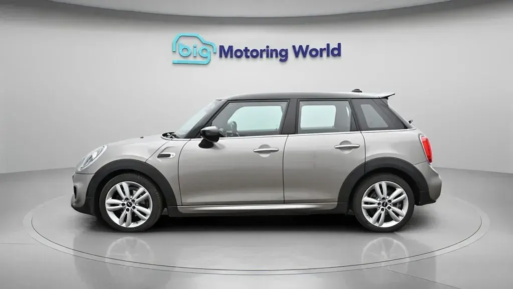 Usado Mini Cooper Hatch 136 HP (100 kW) 2019 Prateado Citadino