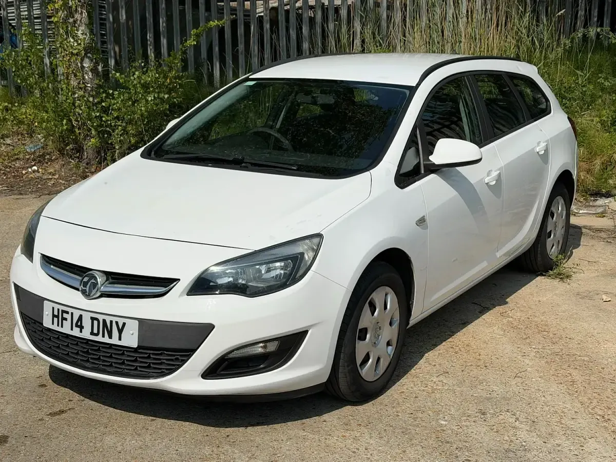 Used Vauxhall Astra 130 HP (95 kW) 2014 White Estate