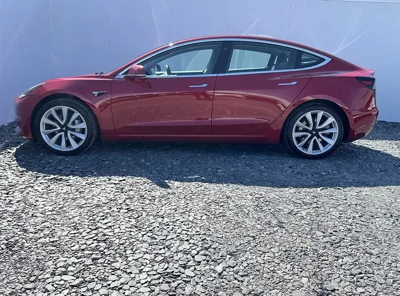 Używany Tesla Model 3 254 kW (346 KM) 2019 Czerwony Sedan/Limuzyna