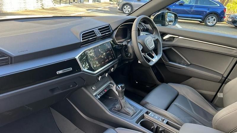 Używany Audi Q3 Black Edition 150 KM (110 kW) 2025 Niebieski SUV