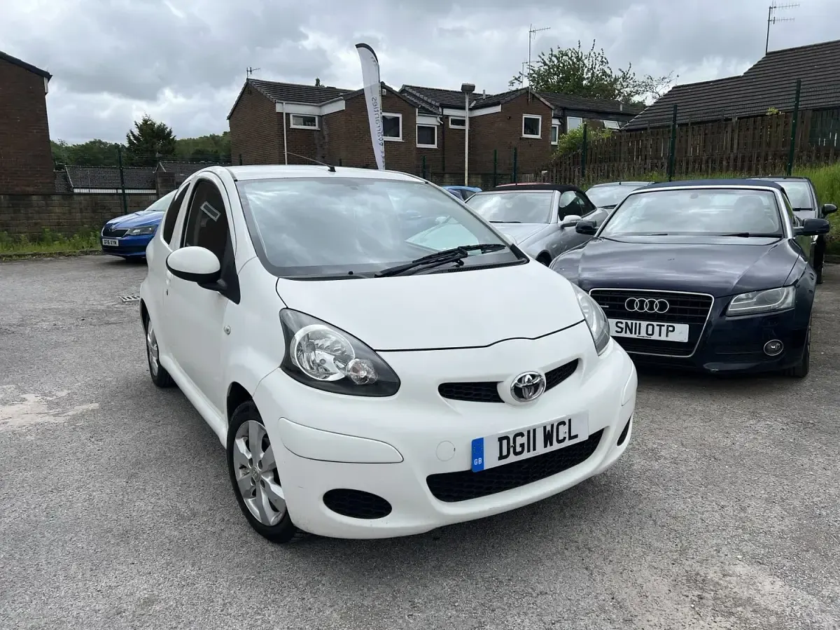 Used Toyota Aygo 68 HP (50 kW) 2011 White Hatchback