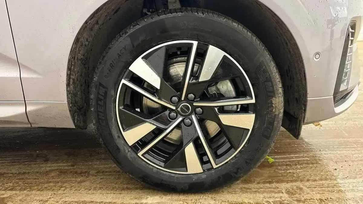 Usado Volvo XC60 Plus 247 HP (181 kW) 2025 Prateado SUV