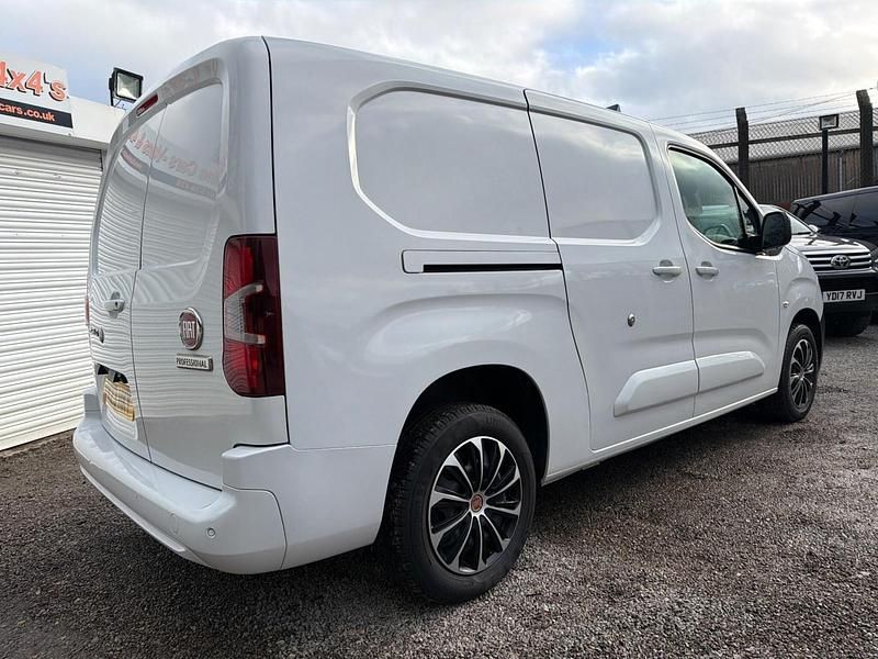 Begagnad Fiat Doblò S 2023 Vit Minibuss