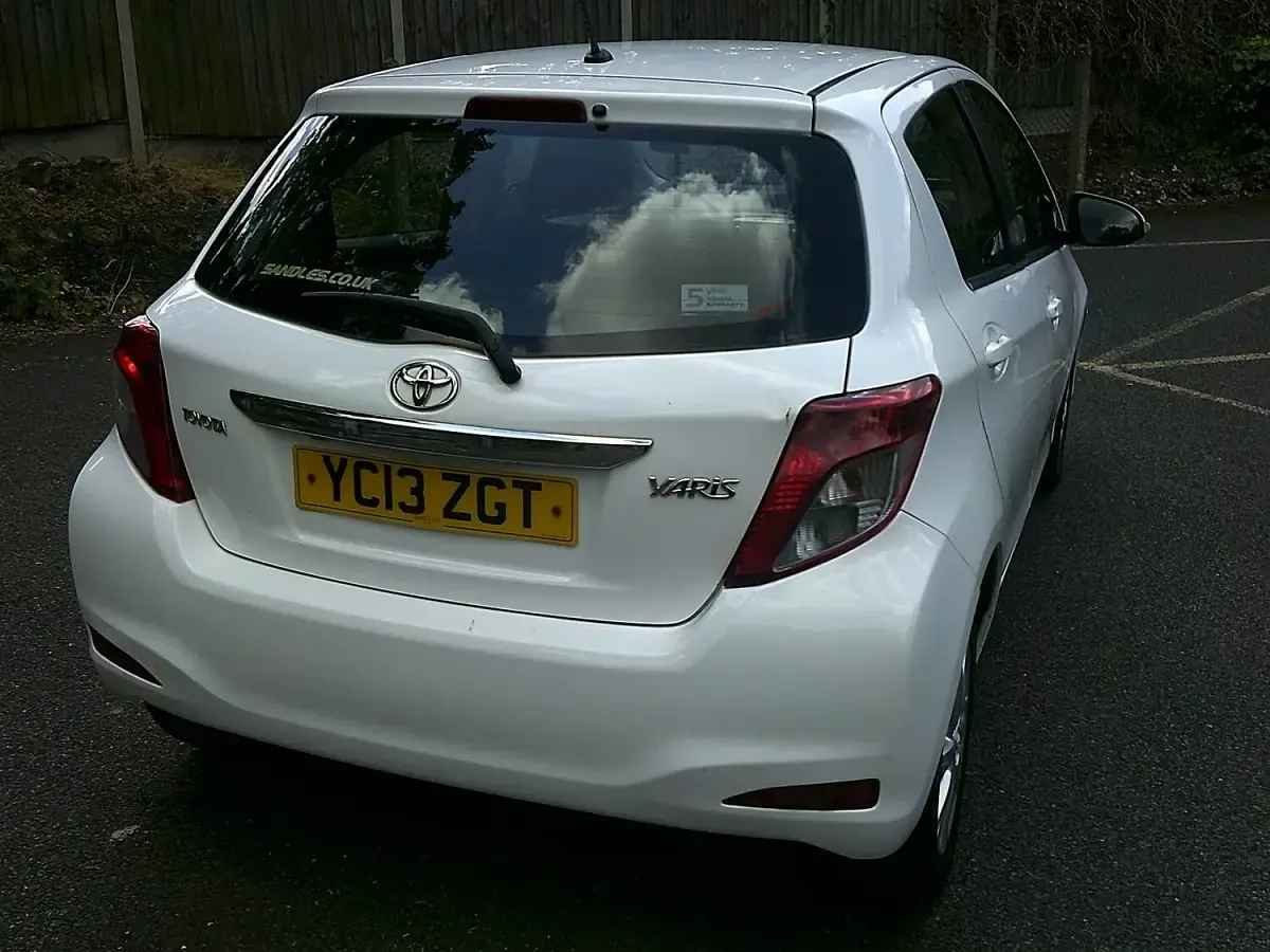 Used Toyota Yaris 69 HP (50 kW) 2013 White Hatchback