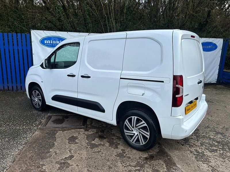 Used Vauxhall Combo Sportive 100 HP (73 kW) 2020 White MPV