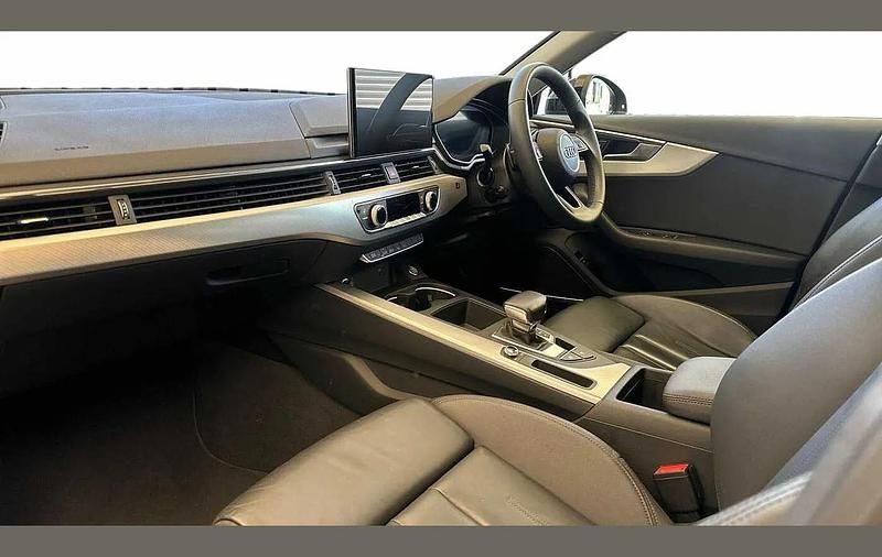 Używany Audi A4 Sport 161 KM (118 kW) 2023 Czarny Kombi